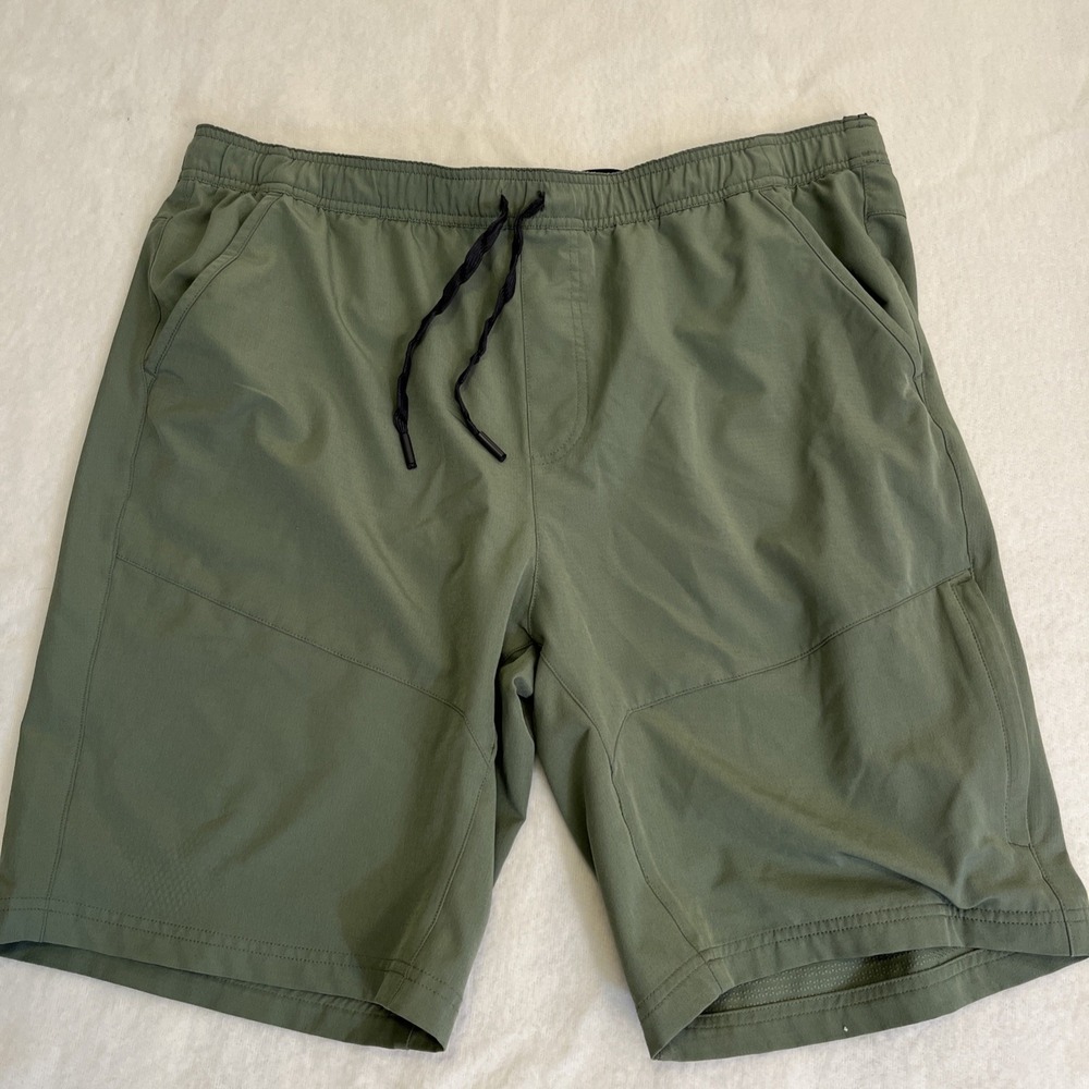 Gerry Gym Shorts Men's XXL Green Tech Stretch UPF 30+ Zip Pockets Outdoor